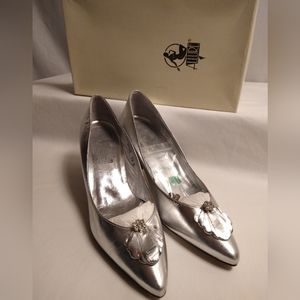 RETRO ALLURE METALLIC SILVER "GLYNIS" RHINESTONE EMBELLISHED HIGH HEEL PUMPS